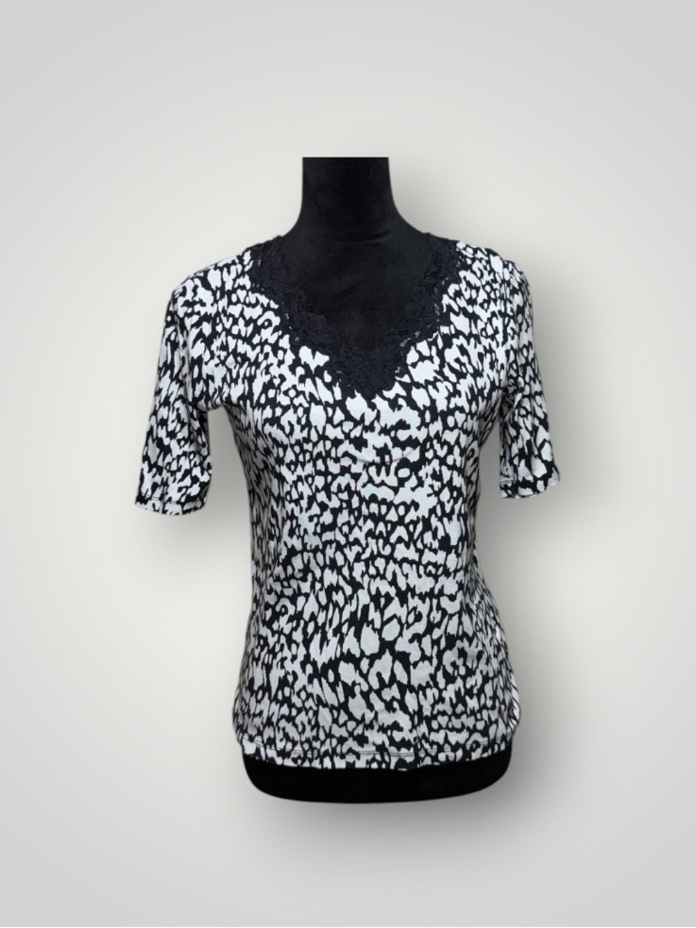 Jones New York Black & White Lace-Trim V-Neck Short Sleeve Top